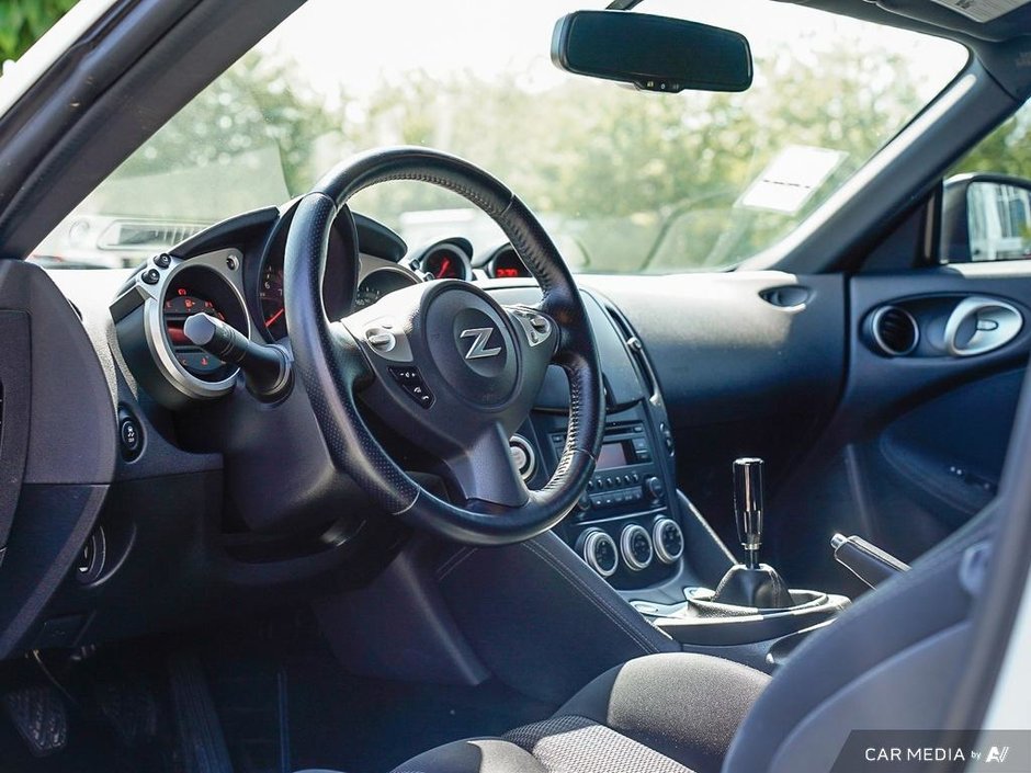 2019 Nissan 370Z coupe SPORT + ULTRA LOW KMS-5