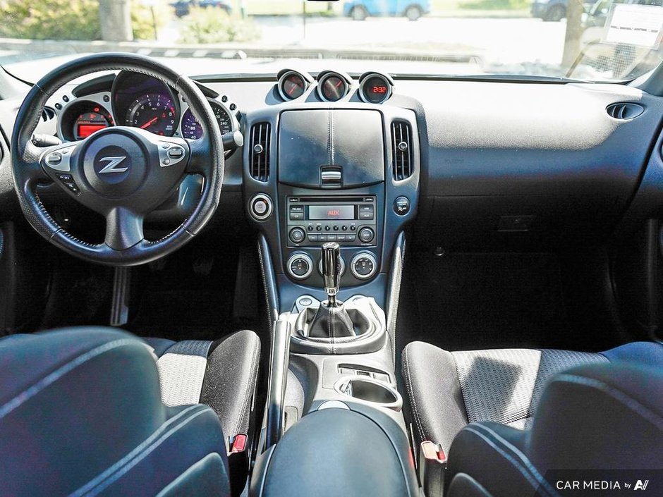 2019 Nissan 370Z coupe SPORT + ULTRA LOW KMS-17
