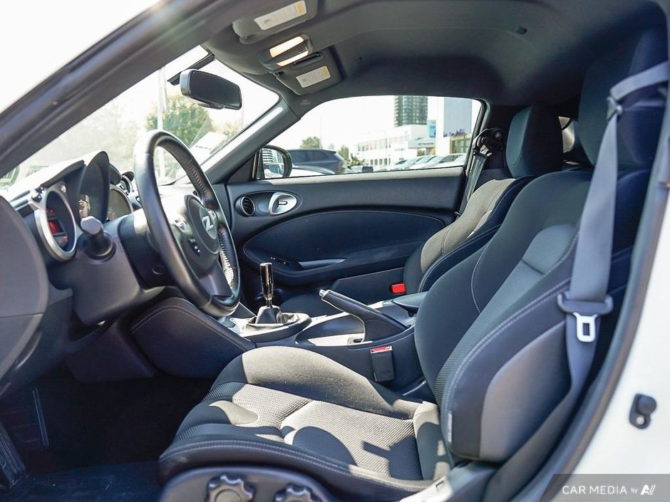 2019 Nissan 370Z coupe SPORT + ULTRA LOW KMS-16