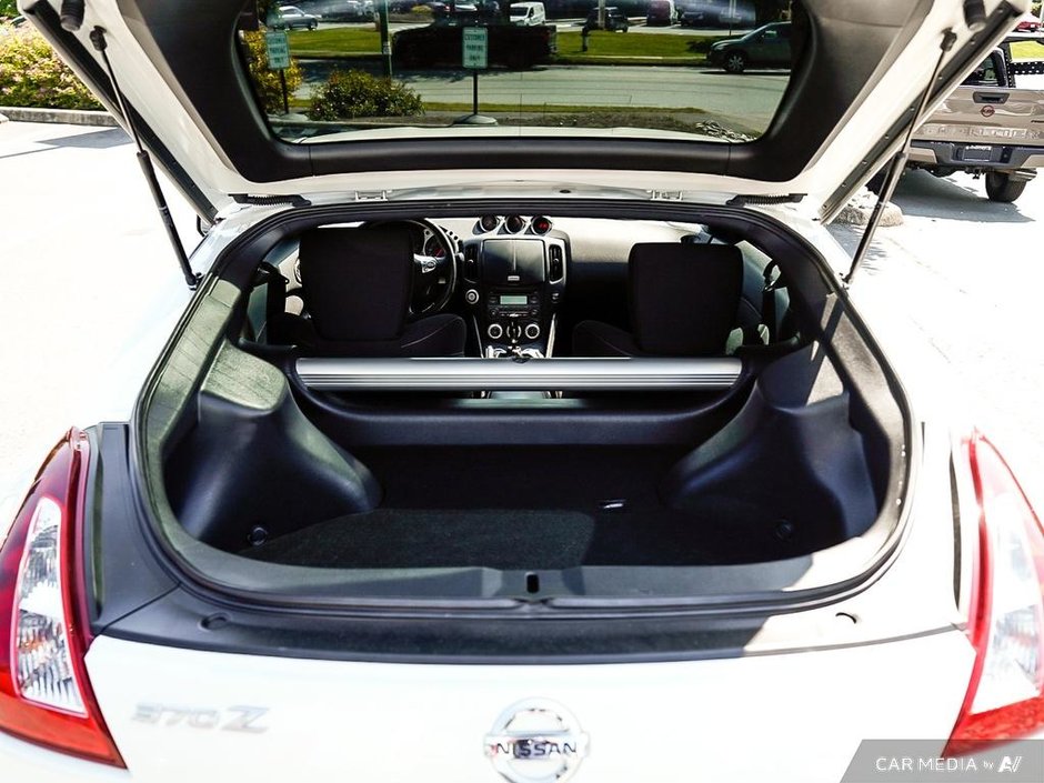 2019 Nissan 370Z coupe SPORT + ULTRA LOW KMS-25