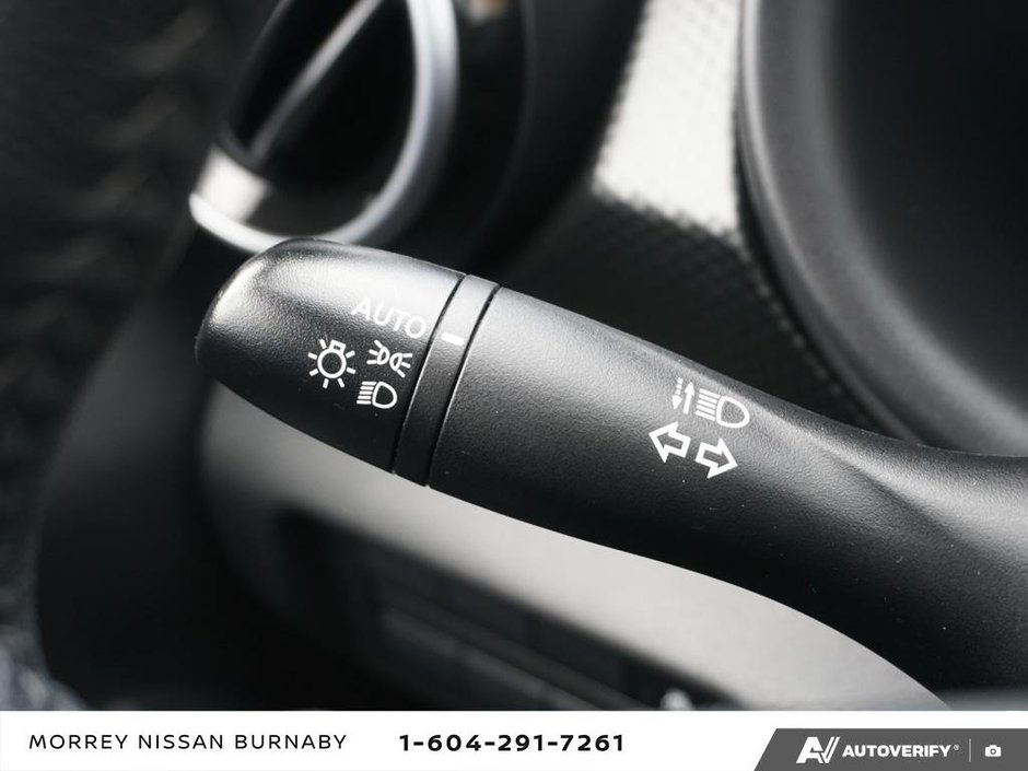 2025 Nissan Kicks Play SV CVT // 2.99% FINANCING-18