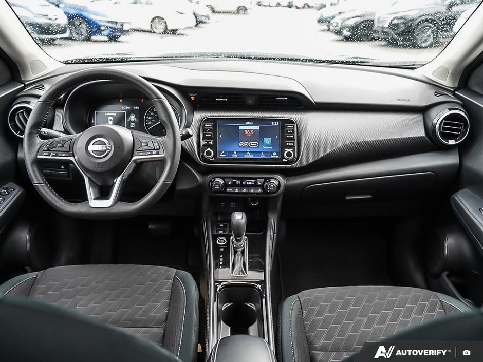 2025 Nissan Kicks Play SV // NO ACCIDENTS-17