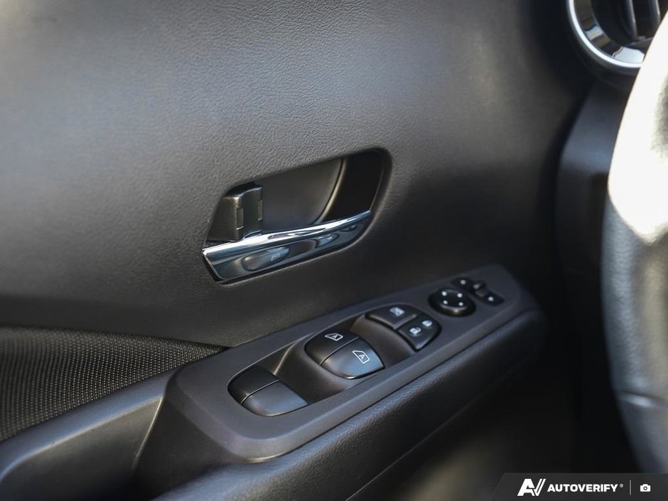 2025 Nissan Kicks Play SV // NO ACCIDENTS-9