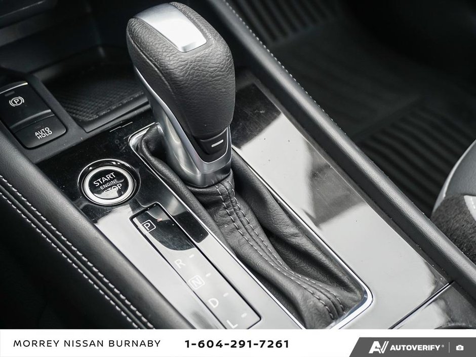 2023 Nissan Kicks SR CVT-21