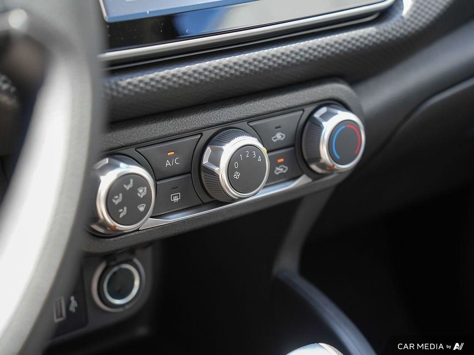 2024 Nissan Kicks S CVT // NO ACCIDENTS-12