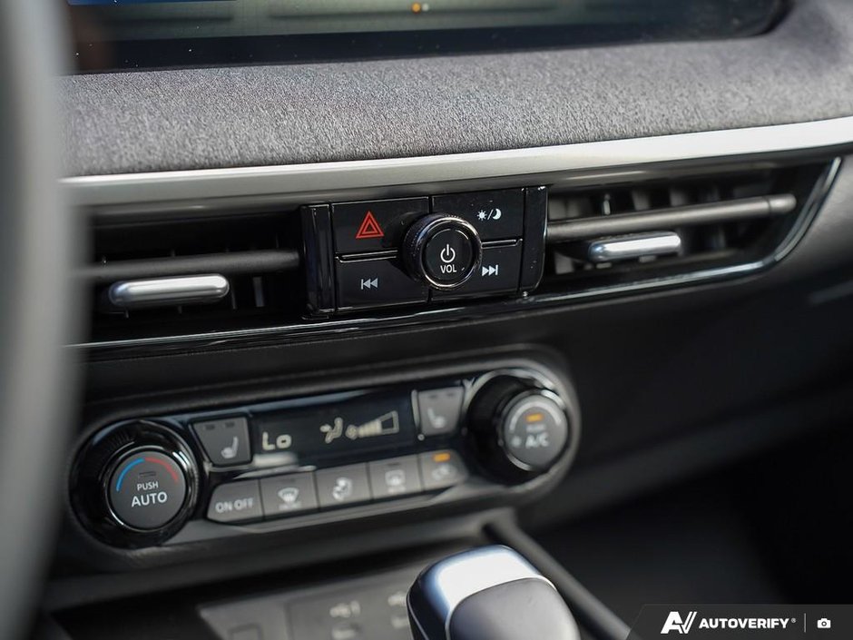 2025 Nissan Kicks SV PREMIUM-12