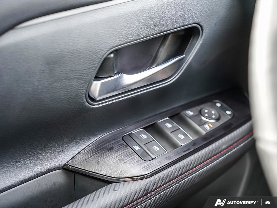 2025 Nissan Kicks SR AWD // SHOP AND COMPARE!-9