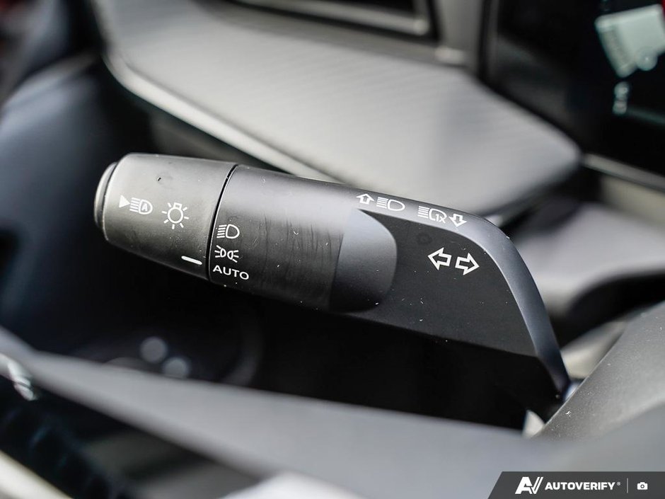 2025 Nissan Kicks SR AWD // SHOP AND COMPARE!-8