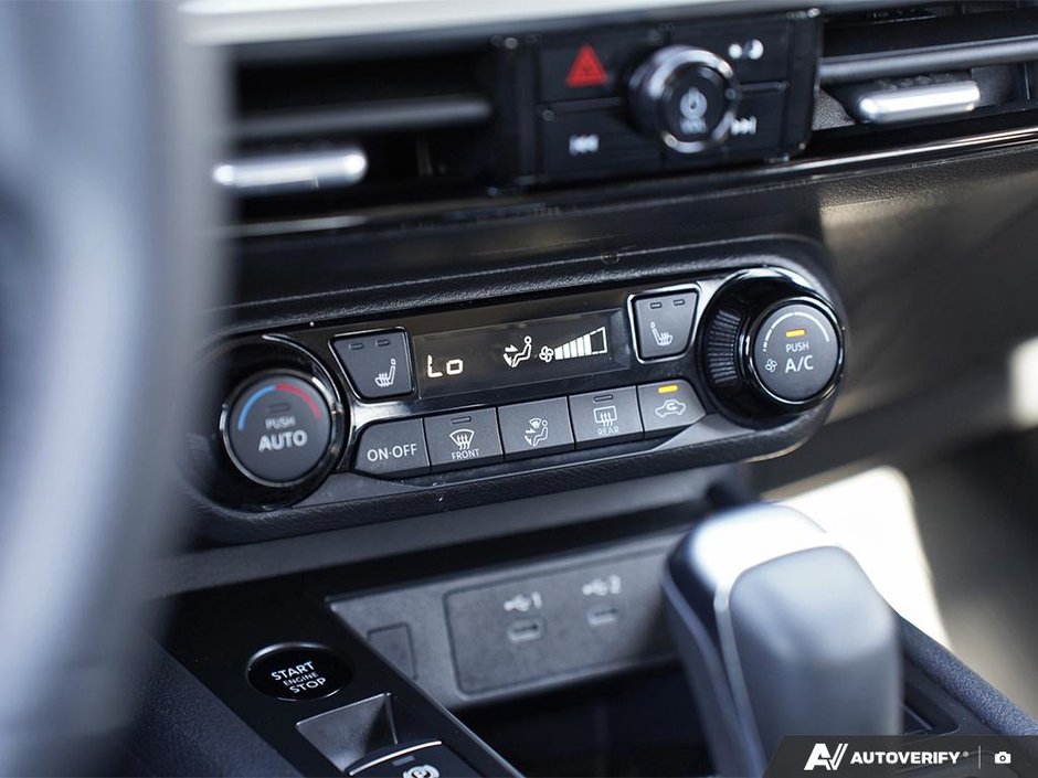 2025 Nissan Kicks SV CVT // CERTIFIED-12