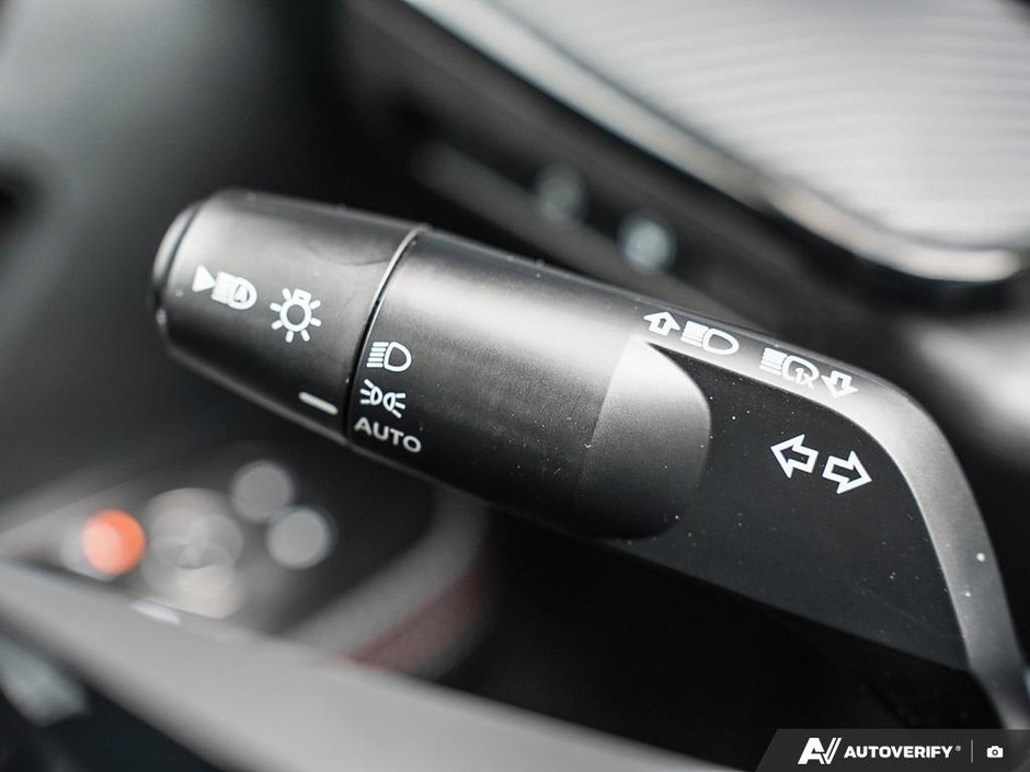 2025 Nissan Kicks SR AWD // LOW KMS-8
