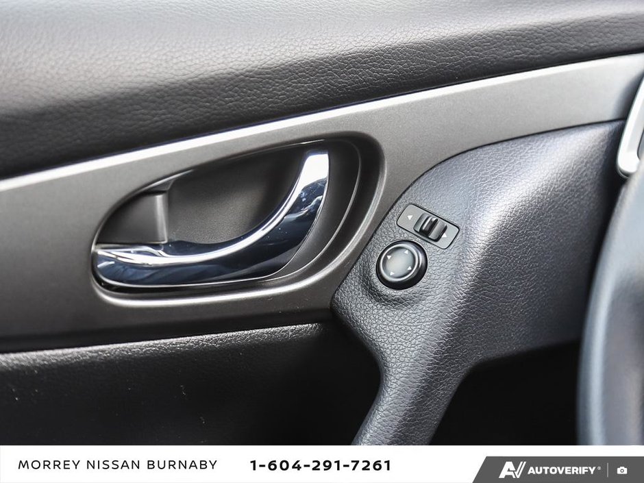 2015 Nissan Rogue SV AWD // SUNROOF-16