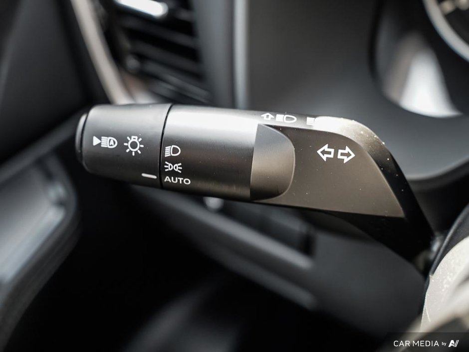 2022 Nissan Rogue SV AWD + ULTRA LOW KMS-8