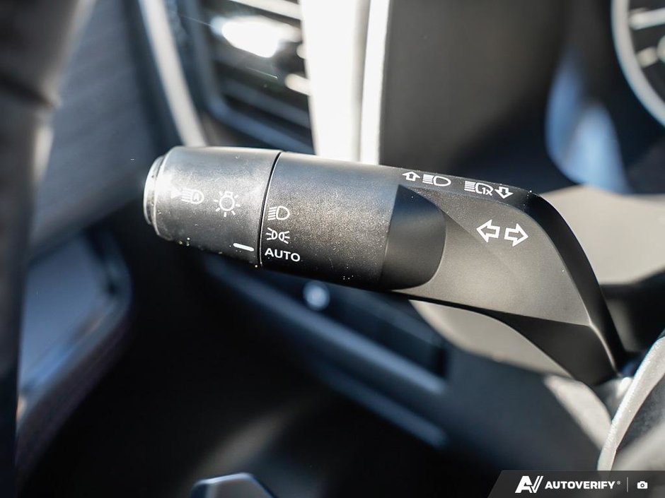 2023 Nissan Rogue SV AWD // ULTRA LOW KMS-8