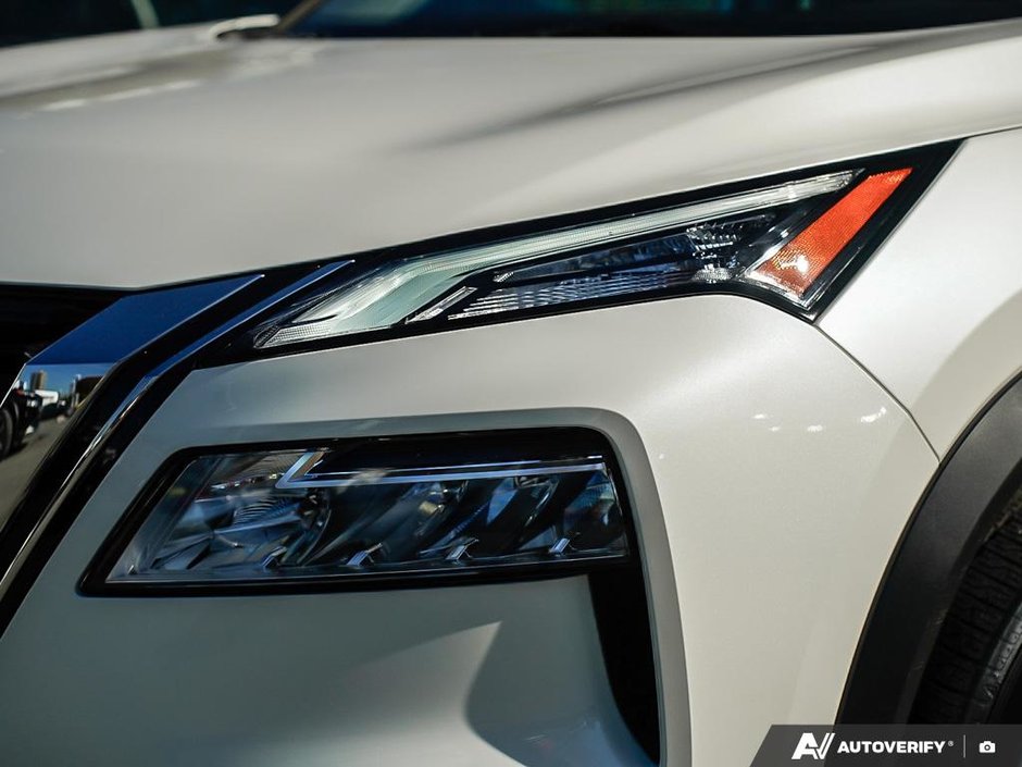 2023 Nissan Rogue SV AWD // ULTRA LOW KMS-24