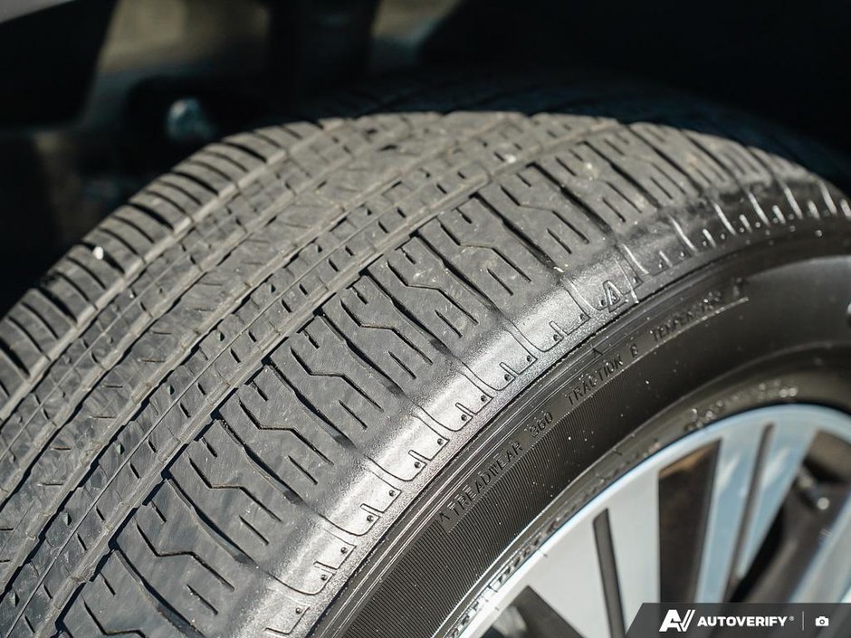 2023 Nissan Rogue SV AWD // ULTRA LOW KMS-21