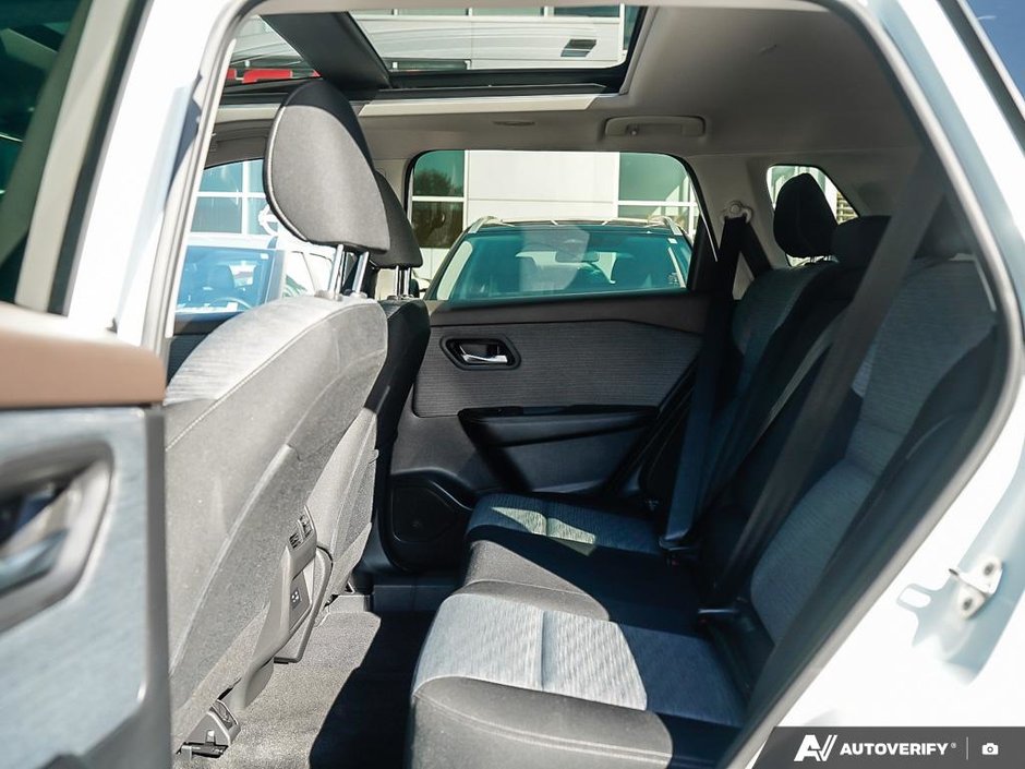 2023 Nissan Rogue SV AWD // ULTRA LOW KMS-16