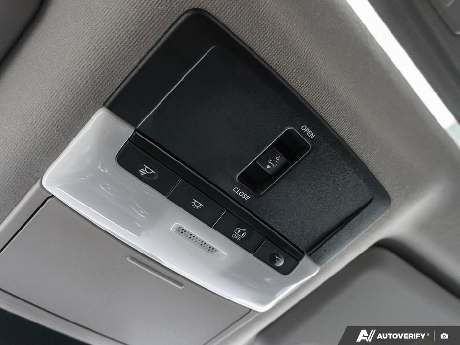 2025 Nissan Sentra SR // DEMO MODEL-24