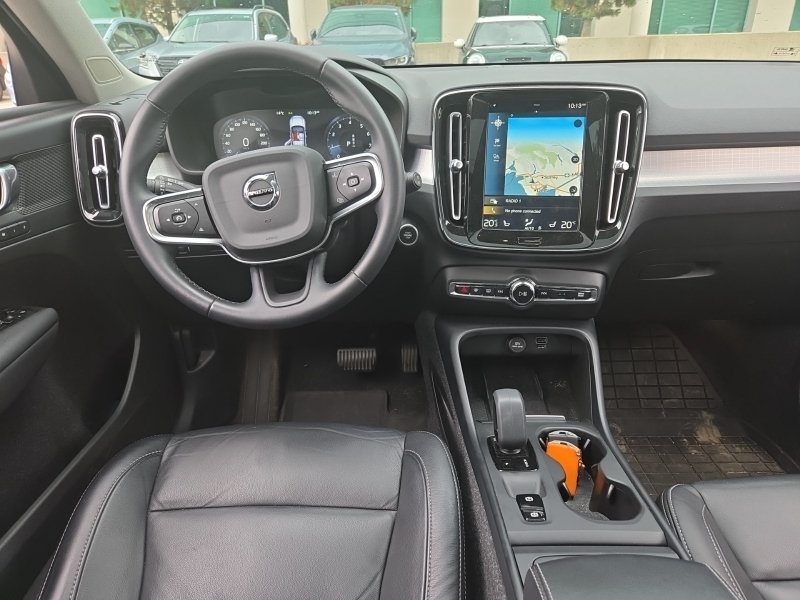 2022 Volvo XC40 Momentum | Sunroof | Premium & Climate Package-1