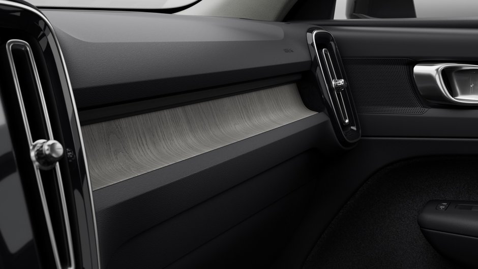 2025 Volvo XC40 Plus Dark-6
