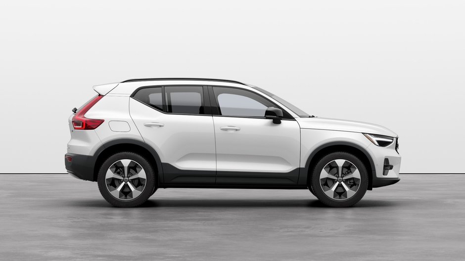 2025 Volvo XC40 Plus Dark-4