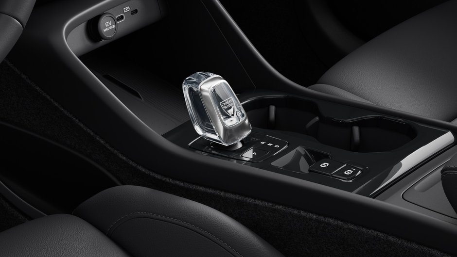 2025 Volvo XC40 Plus Dark-8