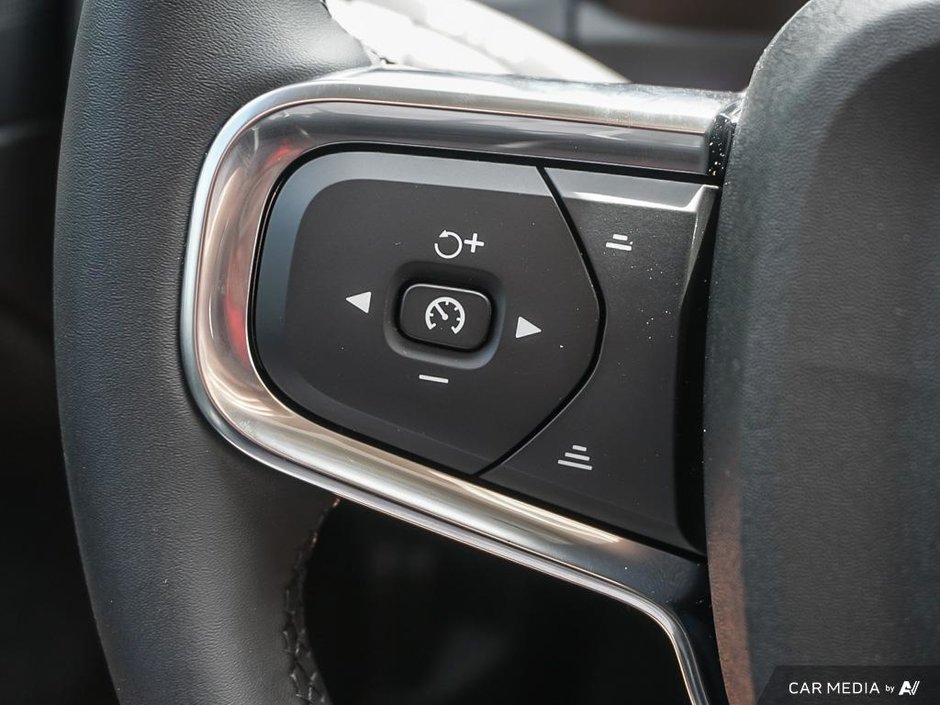 2025 Volvo XC40 Core Bright-18