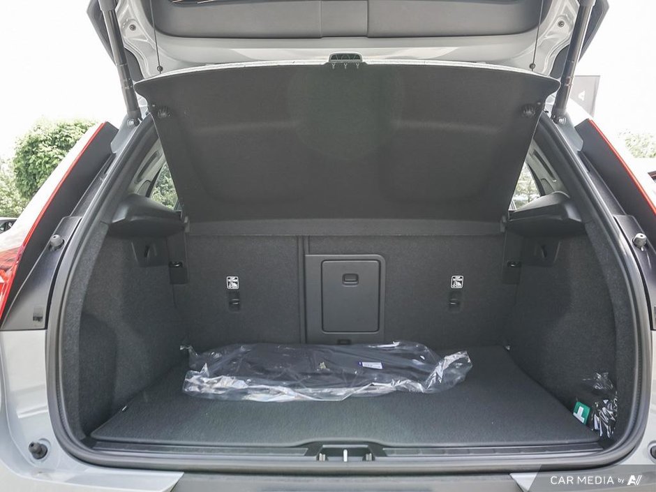 2025 Volvo XC40 Core Bright-11