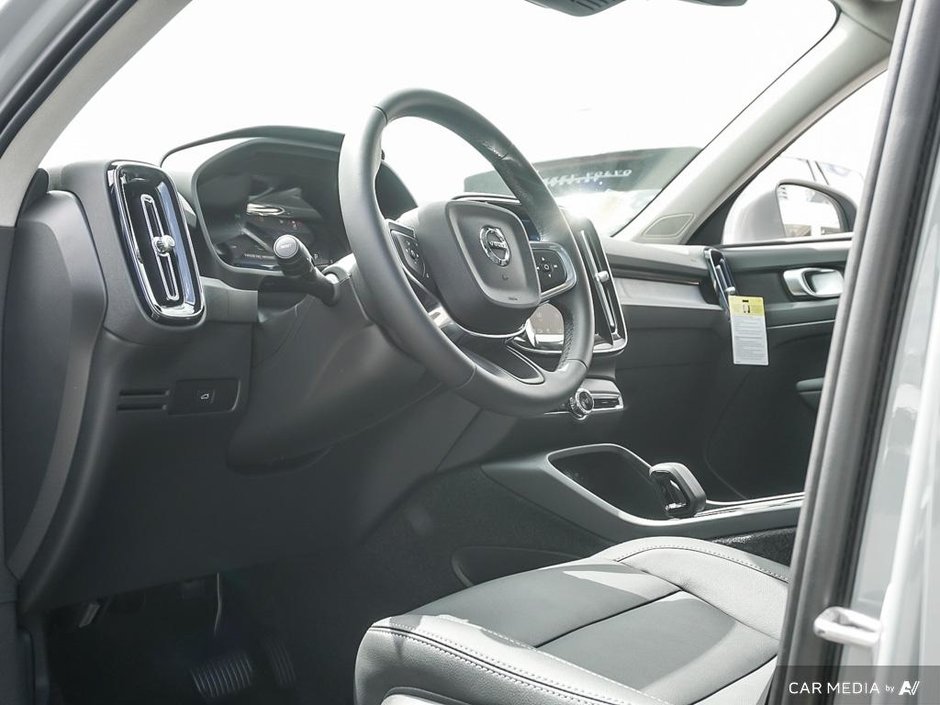 2025 Volvo XC40 Core Bright-15