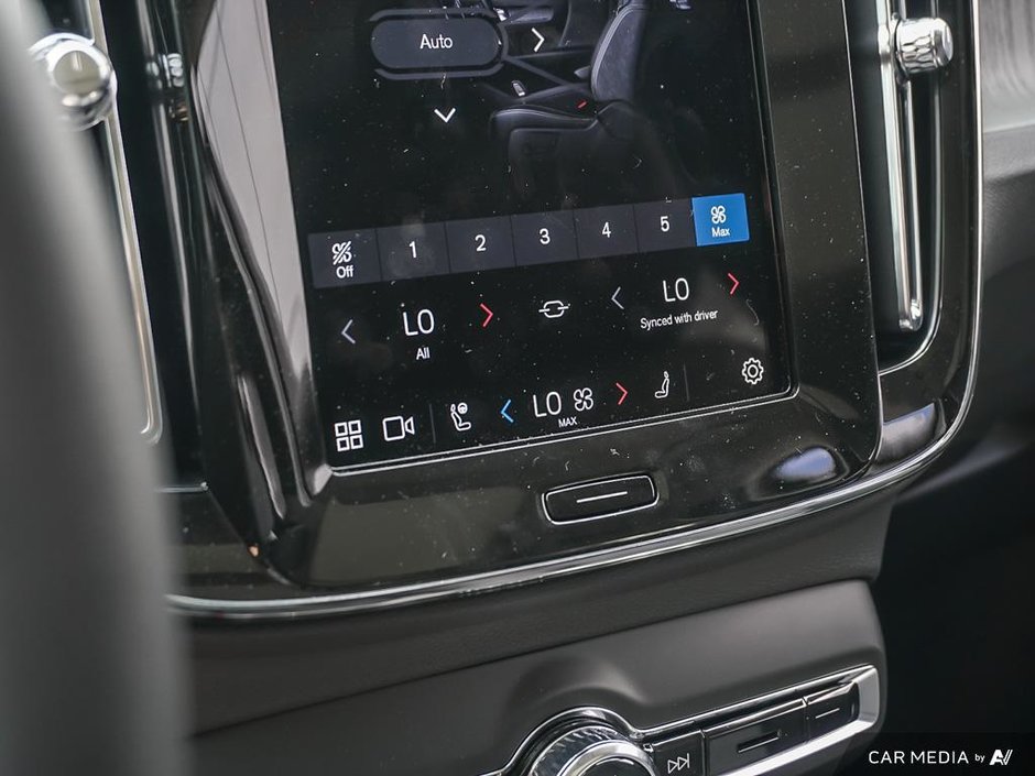 2025 Volvo XC40 Core Bright-21