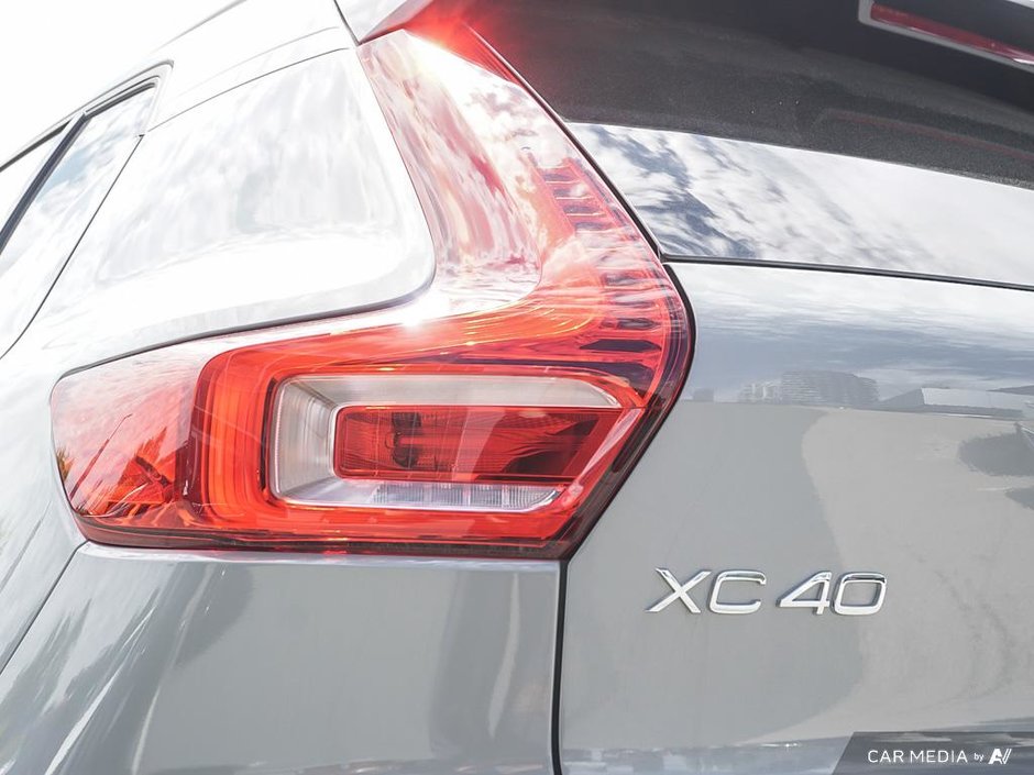 2025 Volvo XC40 Core Bright-10