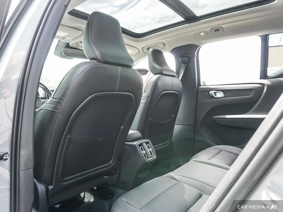 2025 Volvo XC40 Core Bright-12