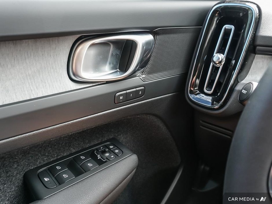 2025 Volvo XC40 Core Bright-19