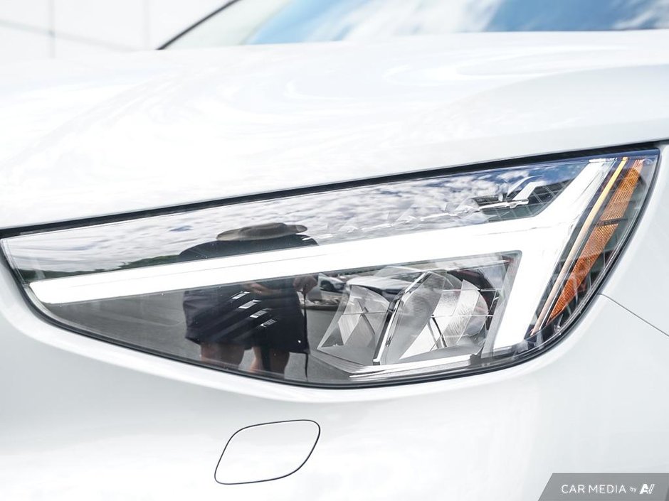 2025 Volvo XC40 Core Bright-9