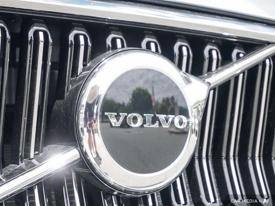 2025 Volvo XC40 Core Bright-8
