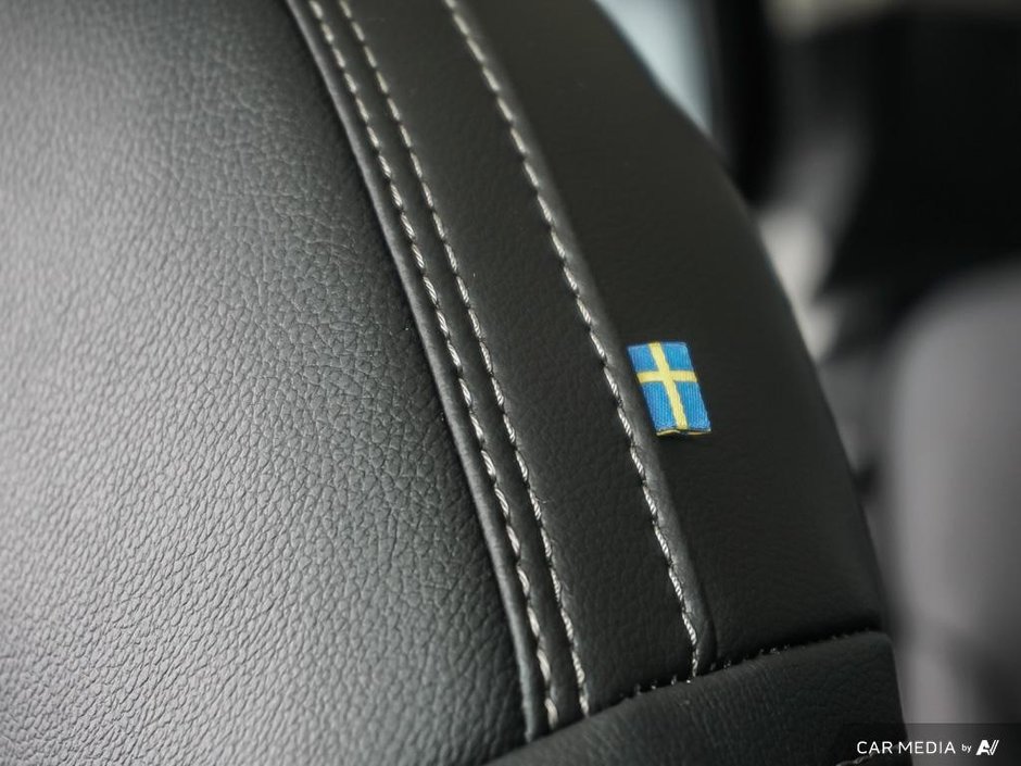 2025 Volvo XC40 Core Bright-24