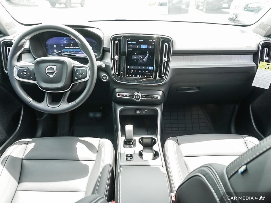 2025 Volvo XC40 Core Bright-13