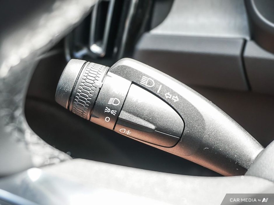 2025 Volvo XC40 Core Bright-17