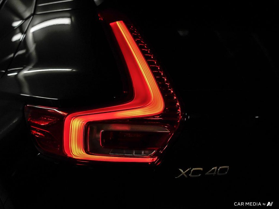 2025 Volvo XC40 Plus Dark-11