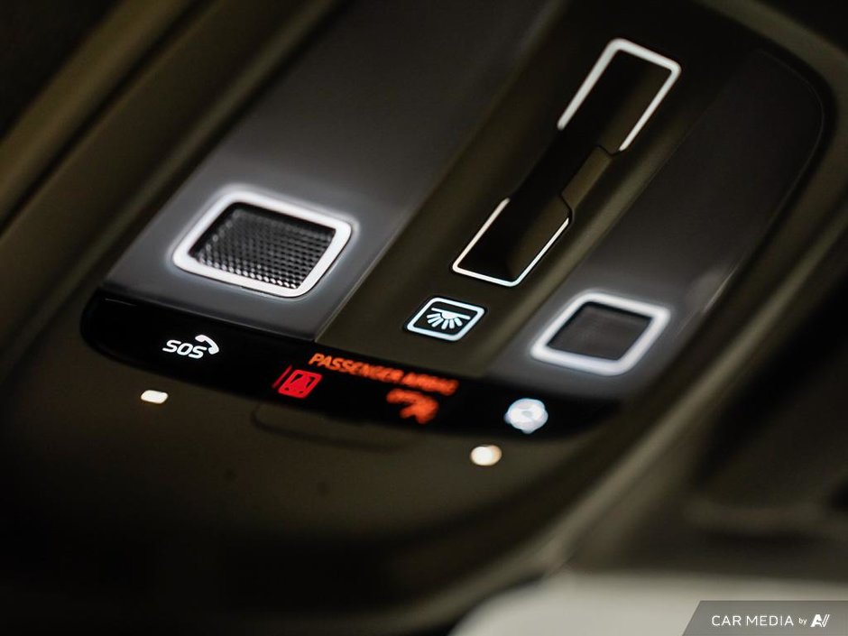 2025 Volvo XC40 Plus Dark-21