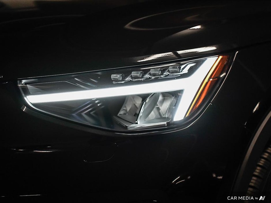 2025 Volvo XC40 Plus Dark-9