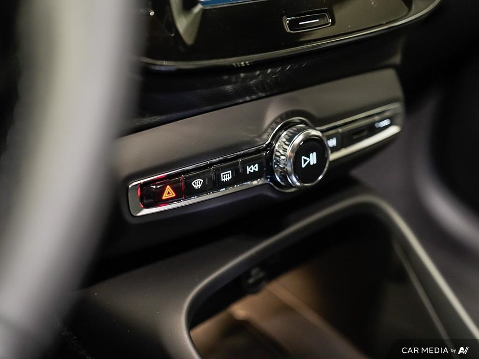 2025 Volvo XC40 Plus Dark-19