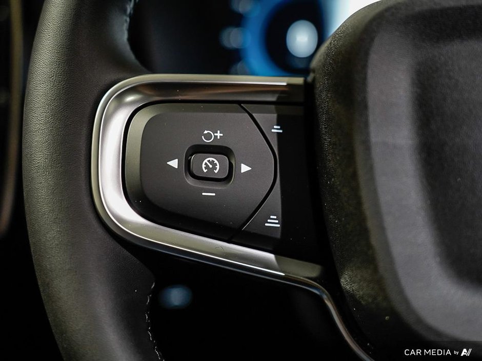2025 Volvo XC40 Plus Dark-17