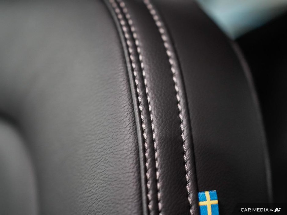 2025 Volvo XC40 Plus Dark-22