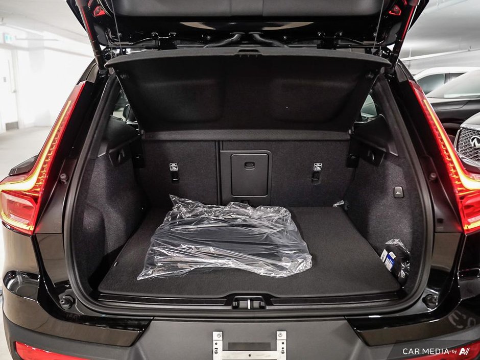 2025 Volvo XC40 Plus Dark-10