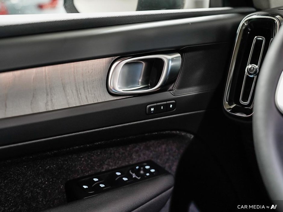 2025 Volvo XC40 Plus Dark-16