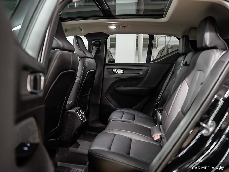 2025 Volvo XC40 Plus Dark-23