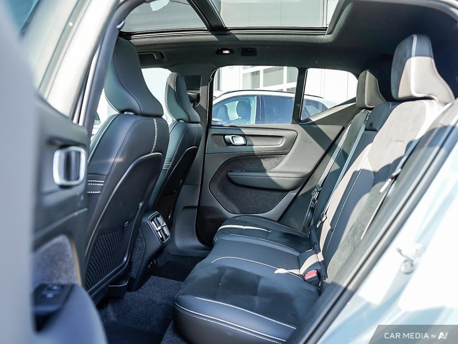 2025 Volvo XC40 Ultra Dark-23