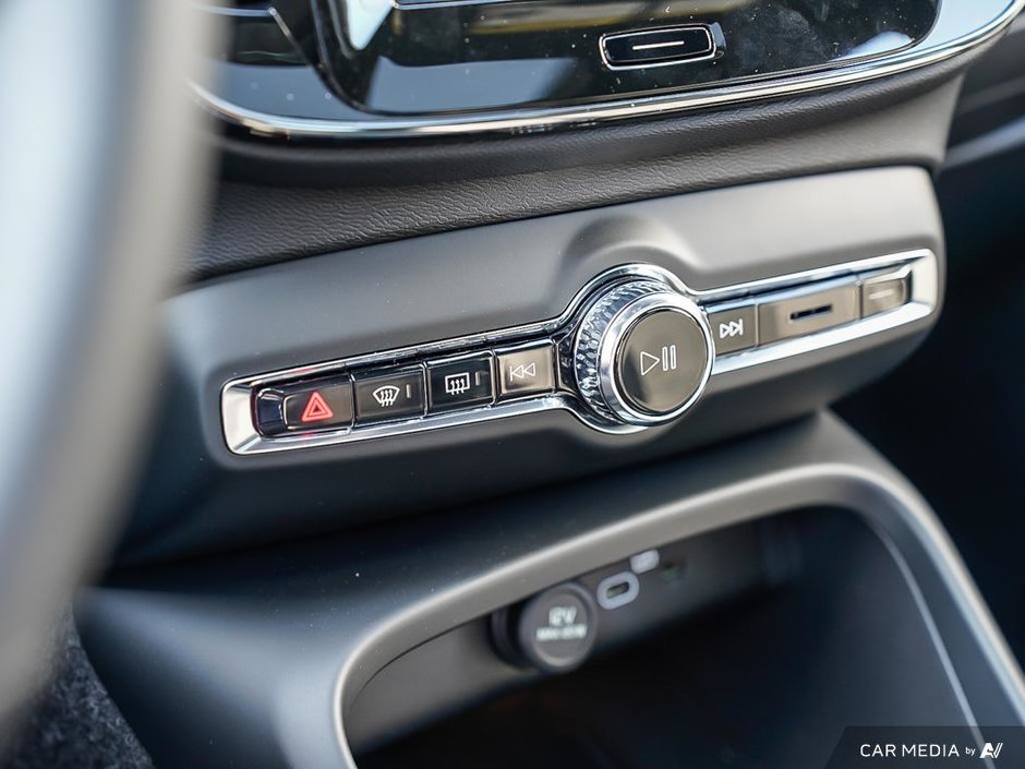 2025 Volvo XC40 Ultra Dark-19