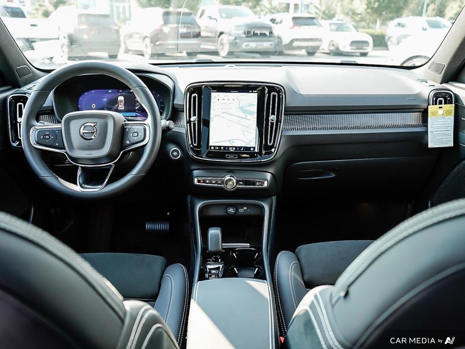 2025 Volvo XC40 Ultra Dark-24