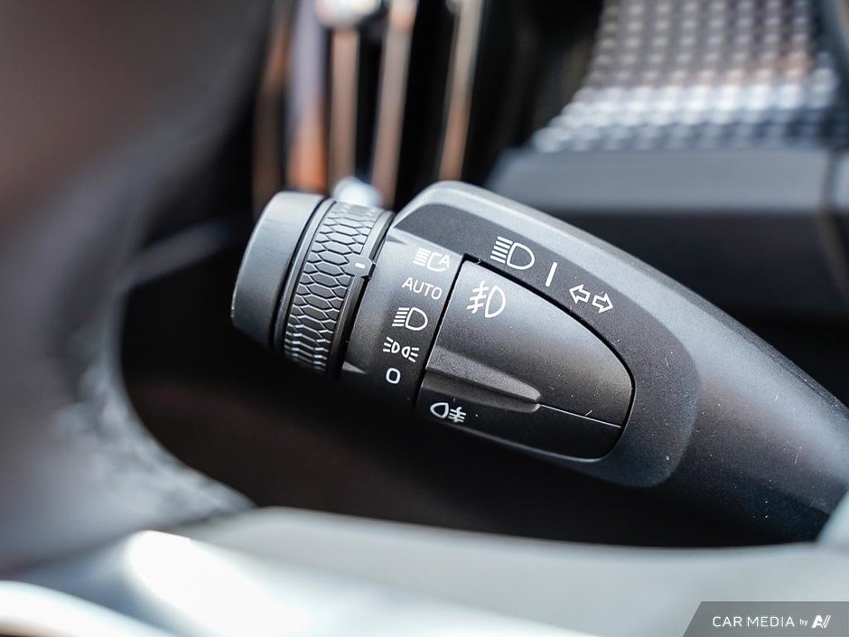 2025 Volvo XC40 Ultra Dark-15